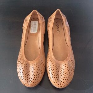 NWOB Tan Vionic flats. Size 8. Super comfortable.